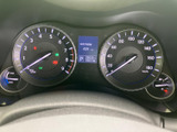 視認性の高いメーター類が、運転に必要な情報を的確に伝えます。落ち着いたデザインで、運転に集中できる空間を演出します。