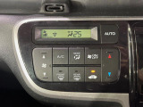【左右独立型フルオートエアコン】運転席と助手席でそれぞれお好みの温度に設定可能。同乗者にも配慮した、快適な空調をお届け致します。