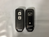 スマートキーを装備しています。鍵を差し込むことなくドアロックの開け閉めと、スタートボタン操作でのエンジンスタートができます。スペアキーも同じものを用意しております。