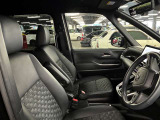 運転席の画像です。足元やシートまわりに余裕があり、リラックスした姿勢で運転が可能です。視界も良好で操作系へのアクセスもしやすく、快適で安心感のあるドライブをサポートします。