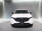 特徴的なフロントグリル。エンブレムが安全センサーの役割を果たしております。