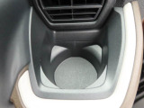 カップホルダーは運転席や助手席からちょうど手の届く位置です!!