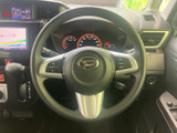 握りやすいステアリングで、運転操作をスムーズに行えます。オーディオやハンズフリー通話のスイッチも操作しやすい位置に配置されています。