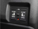 ◆両側電動スライドドア◆狭い駐車場でも乗り降りが楽々♪お子様が隣の車にドアを当ててしまう心配もございません!小さなお子様連れの方もこれで安心。