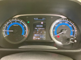 視認性の高いメーターパネルは、運転に必要な情報を一目で確認できます。燃費情報なども表示され、経済的な運転を心がけられます。洗練されたデザインも魅力です。