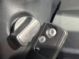 【Hondaスマートキー】カバンやポケットに入れたままでもドアの施錠・解錠が可能なスマートキーを装備。エンジンのオン・オフ時もカギを取り出す必要が無いからとっても便利です♪