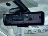 インテリジェントルームミラー搭載で、車の後方に設置されたカメラ映像を映し出してシートバックやヘッドレスト、同乗者に視界が遮られることがなく視認性が非常に良いです