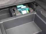 ラゲージ床下にも収納スペースが設けられています。パンク修理キットが格納されています。