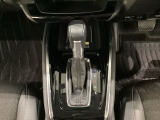 「e:HEV」は、モーター走行を中心にしながら電気エネルギーやエンジン動力を効率よく使い分けることができる賢いハイブリッドシステムです。サイドブレーキはスイッチ操作の電子制御パーキングブレーキです