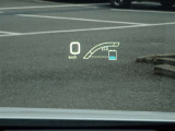 カラーヘッドアップディスプレイ付き。少ない視線移動で情報を確認できるので、運転の疲労軽減に繋がりますよ♪