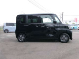 スライドドアですので、狭い駐車場での、乗り降りも、しやすく便利です。