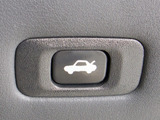 ボタン一つでトランクオープンが可能!車内から操作できる為、非常に便利な装備の一つとなります!