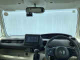 フロントガラスが大きく、ワイドな視界で運転もしやすくなるように、設計されています。