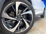 ●純正20インチアルミホイール:輸入車ならではの卓越した走りを支えるホイールと足回りです!日本車の走りに慣れている方にもぜひ体感して頂きたいほど、高いレベルでまとまっています!