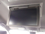 【後席モニター】・・・付いてます〜☆ 後席のみんなもテレビやDVDを観ましょ ♪ 楽しい空間 快適ドライブを  見逃せない装備!!