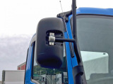 運転席側サイドミラー取り付け部カバー欠品しています。