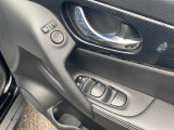 運転席側スイッチでは、各席の窓ガラスの開閉ができます。