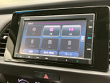 多彩なソースに対応し、快適なドライブをサポート。CDやラジオに加え、USBやiPodなど様々なメディアを楽しめます。使いやすいインターフェースも魅力です。