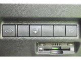 スマートキーや運転席のボタンを押すだけでリアゲートが自動で開閉します!荷物を持っている時や、高い位置にあるバックドアを閉める際に便利な機能です