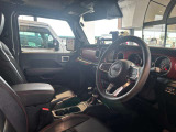 ステアリングを握ればJeepワールドが目の前に広がります。
