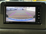 後方確認がしやすいバックモニター搭載。駐車時の安全性を高め、狭い場所でも安心して操作できます。ガイドライン表示でより正確に。