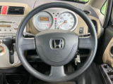 インテリアに合わせたデザインのステアリングは、運転される方のことも考え、運転しやすい形状、大きさです。是非一度、実際に触ってお確かめください。