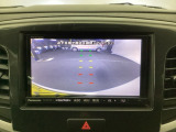 リアカメラ装備、運転に自信のない方でも安心して車庫入れができるリバース連動リアカメラが装着されています。狭い駐車場はもちろん、雨の日や夜間でもストレスなく運転していただけます。
