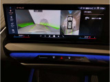 【ⅰドライブナビゲーション】文字情報も鮮明に表示する高解像度カラーディスプレイを採用。視認性に優れた地図デザインと特徴的な建造物を目印にした描写表示で現在位置を把握できます。地図データの更新も可能です
