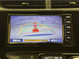 バックガイドモニター付きです。車の後方に小型カメラが付いており、バックする際の後方の様子をモニター上に表示します。