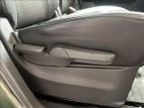 運転する人の体格に合わせてシートの角度や高さを細かく調節することができます。
