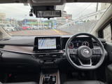 広々とした室内空間は、ドライバーも同乗者も快適に過ごせます。上質な素材を使用し、落ち着いた空間を演出。長距離ドライブも疲れにくいです。