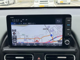 鮮明な地図表示で、目的地までスムーズに案内。運転に集中しながら、安心してドライブを楽しめます。