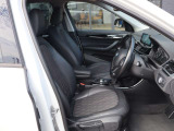 メーター類や各種操作スイッチが見やすく配置され、ドライバーが扱いやすいコックピットです。