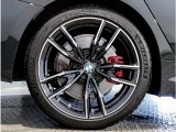 BMWの純正アロイホイールは軽量かつ強度にも優れているホイールで走行性能を引き上げる設計になっております。足元にもBMWは妥協がなくこだわっている個所になります。