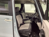 【ベンチシート】運転席と助手席の移動もスムーズ!狭い駐車場での乗り降りや、お子様の乗り降りにも便利です。座席の間にコンソールボックスやドリンクホルダーがないため、車内空間が広く感じます。