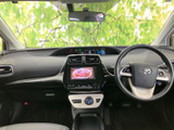 運転席からの眺めは広く、前方確認がしやすい設計です。落ち着いた色調のインテリアが、快適なドライブを演出します。操作性にも優れています。