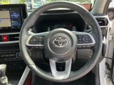 握りやすいステアリングは、運転の楽しさを向上させます。操作性にも優れ、快適なドライビング体験を提供します。スムーズな操舵感も魅力です。