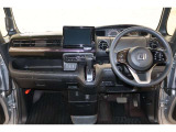 操作性に優れた運転席となります!小物入れや各ボタンの配置にこだわり、使いやすいです!座り心地もよく視認性も良好なのでロングドライブもお任せ下さい!