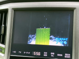 鮮明なディスプレイで、ナビゲーションや車両情報を確認しやすく、ドライブをサポートします。明るく見やすい画面で安心です。