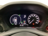 ハイブリット車専用のメーターです。右側の大型スピードメーターに加え、ステアリングスイッチを使って左のマルチインフォメーション・ディスプレイで燃費や動力伝達などの情報が見れるようになっています。