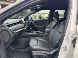 助手席も落ち着いて乗車いただけます。