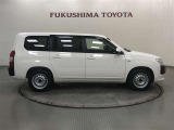【まるごとクリーニング】シートを取り外し、車内を徹底洗浄。隅々まで丁寧に仕上げています。