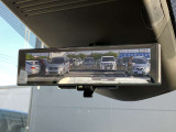 【インテリジェントルームミラー】はリアカメラが車両後方を映し出すので、いつでもクリアな後方視界を確保!夜間や悪天候の運転でも安心です♪