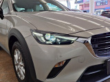 アダプティブLEDヘッドライトは30km/h以上で前方・対向車の部分のみ減光して照射することで相手ドライバーをまぶしくさせることなく明るい視界を確保し、95km/h以上ではヘッドランプの照射角度を上に