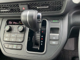 インパネシフトだから視線の移動も少なく足元もスッキリ♪運転席もゆったりしているのでゆとりを持ってドライブできますね!