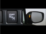 隣車線を走る車両をレーダーで検知し、ドアミラーでは確認しにくい後側方エリアに存在する車両に加え、急接近してくる車両も検知します。車両を検知するとドアミラーに搭載されたLEDインジケーターが点灯します。