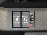 リアドアは乗り降りに便利な両側電動スライドドアです。また運転席に座っていながらスイッチ操作で自在にスライドドアを開け閉めできます。