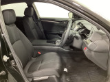 広い足元にゆったり座れるシートには肘掛けも装備しており長距離の運転でも疲れにくくなってます。女性でも運転がしやすいように、シートの高さ調整機能(シートリフター)がついています。