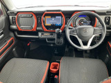 運転席からの眺めが良い位置に配置されたナビ・オーディオ。運転操作を妨げず、快適なドライブをサポートします。