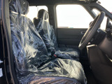 運転席からの視界は良好です。シートは丁寧に保護されており、状態も良好。快適な運転環境をサポートします。ゆったりと座れる空間です。
